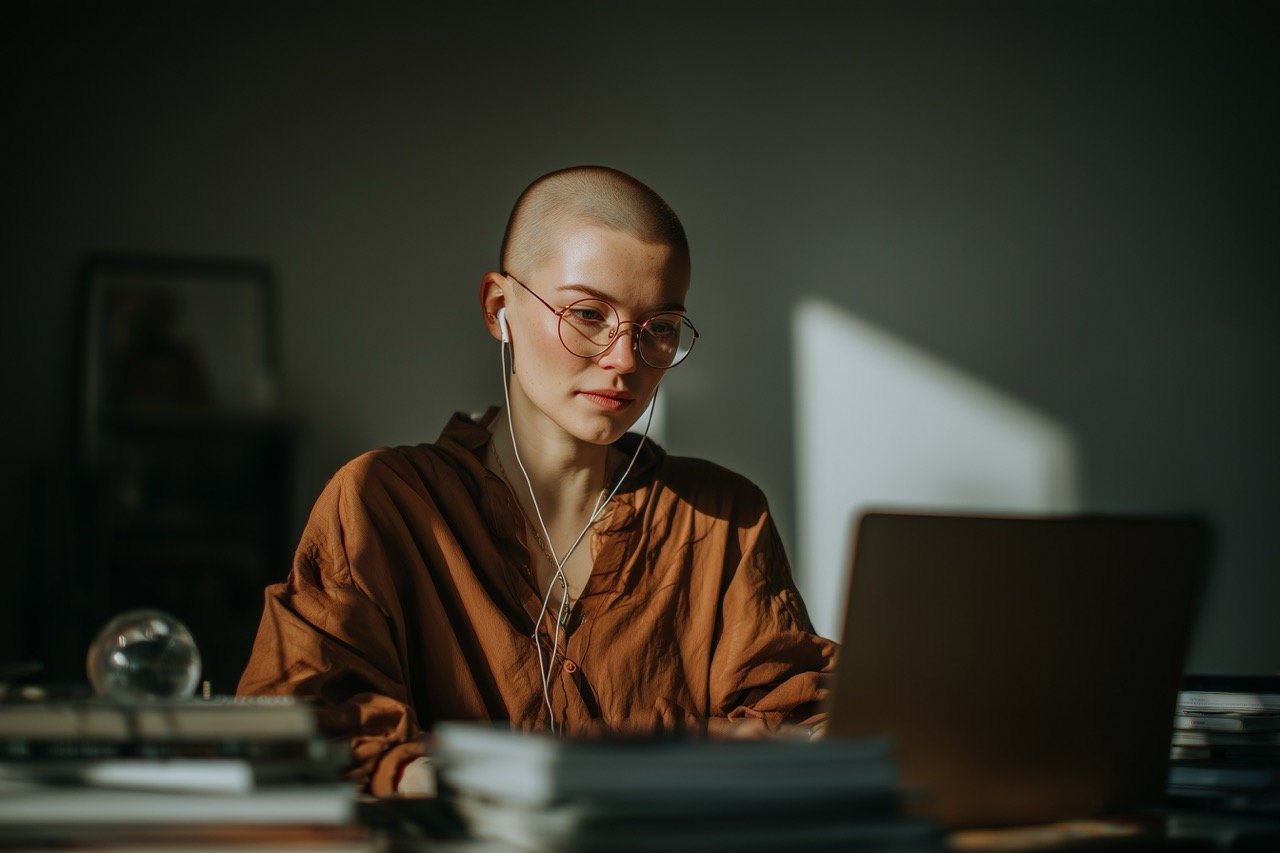 Fokussierte junge Frau mit kurzen Haaren, professionelles Porträt